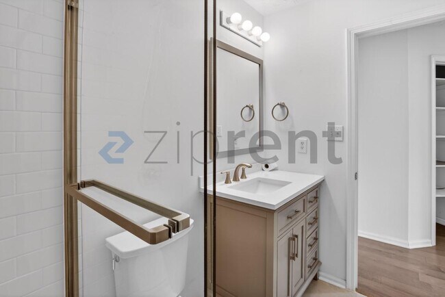 Building Photo - 484 Fraser St SE