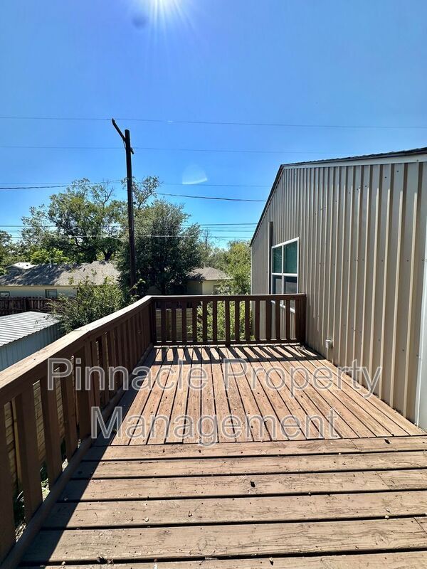 Building Photo - 1807 San Antonio St