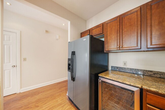 Building Photo - Downtown Luxury Condo with Rooftop Views -...