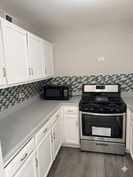 Building Photo - 2211 S Stewart Ave