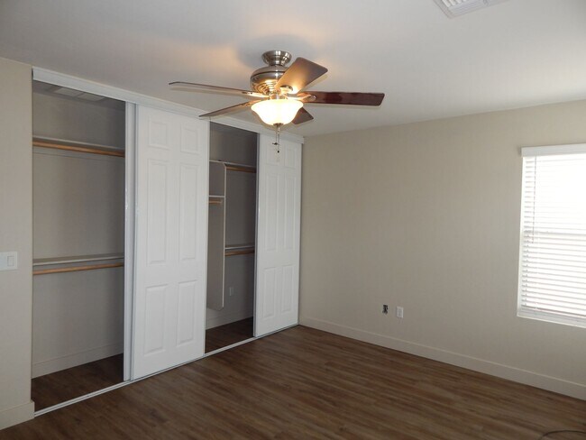 Building Photo - 2 Bedrooms - 2.5 bathrooms - Large Loft Area