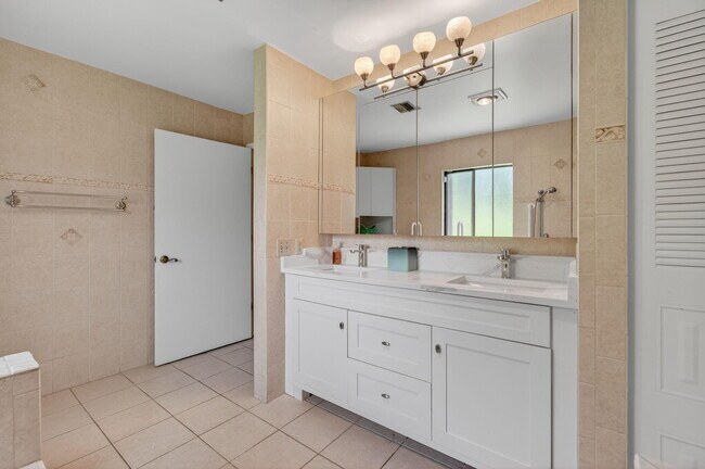 Building Photo - 2925 Riviera Dr