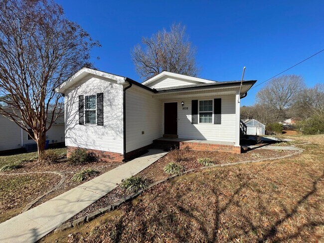 Building Photo - 2 Bedroom/2 Bath Home in Albemarle