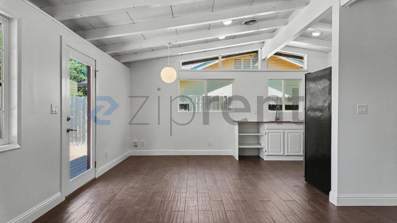 Building Photo - Unit