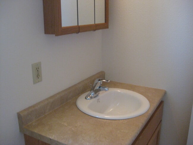 Building Photo - Three Bedroom Town House Style Condo