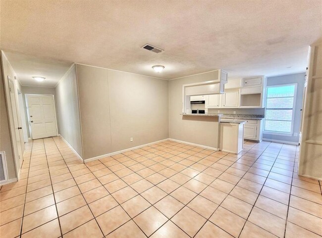Building Photo - 612 Littlewood