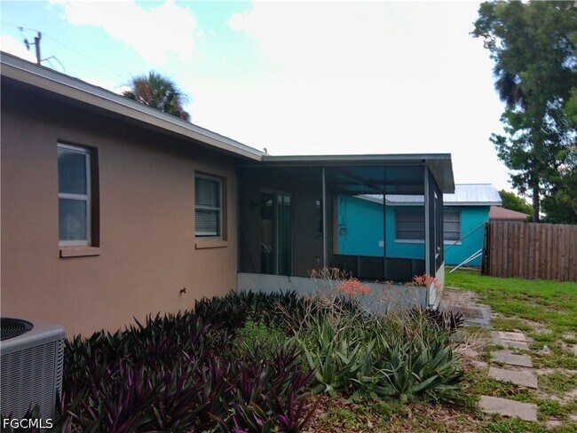 Building Photo - 893 Iris Dr
