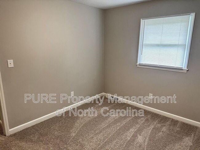 Building Photo - 916 W 5th Ave