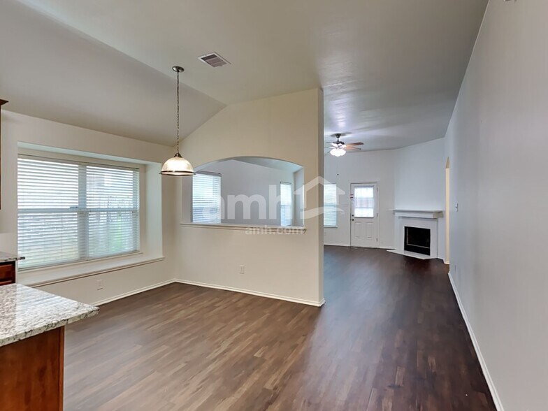 Building Photo - 7702 Summer Dale Dr