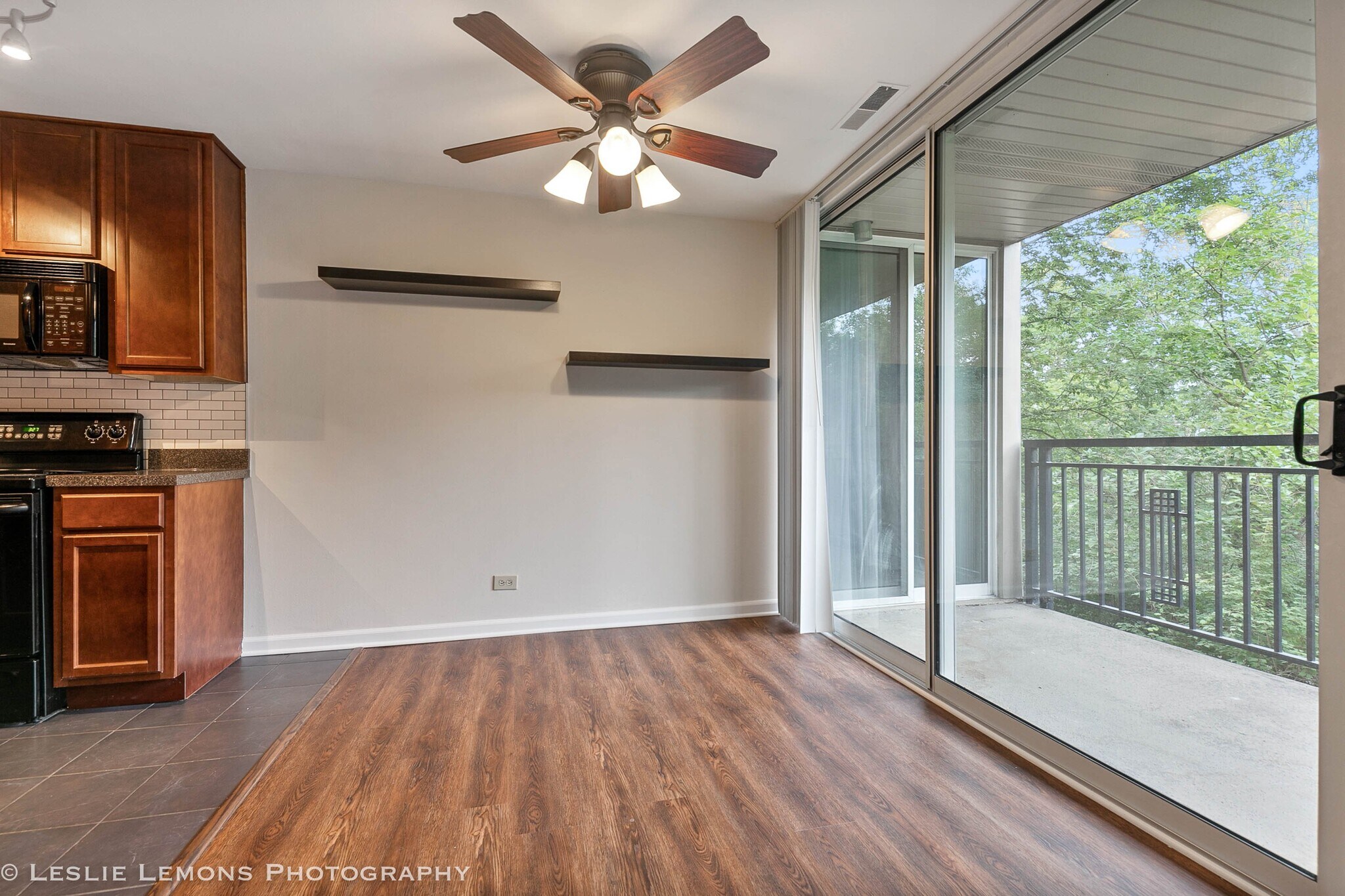 Dining area - 5900 Oakwood Dr