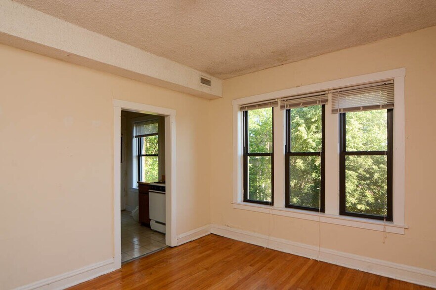 Building Photo - 3523 N Racine Ave