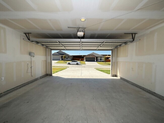 Building Photo - 401 Meadows Ln
