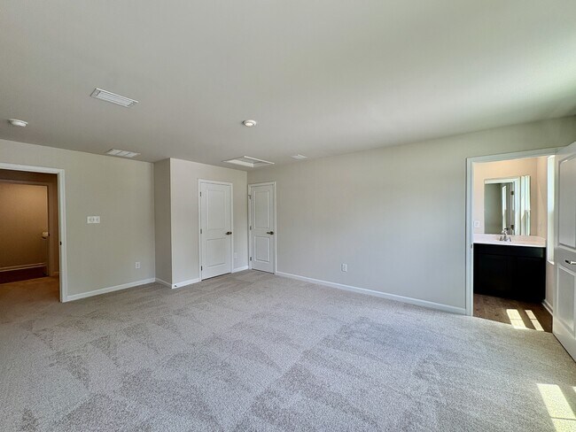 Building Photo - 170 Grv Hl Ter