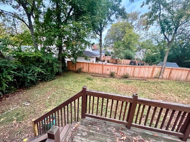 Building Photo - Updated 3 BR/ 2 BA home on Roseland Drive ...