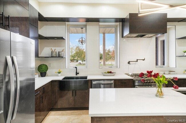 Building Photo - 260 W Main St