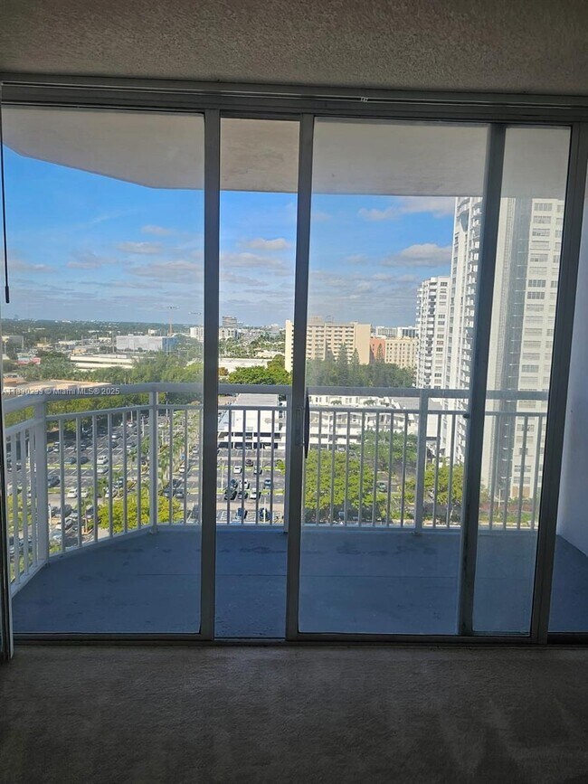 Building Photo - 18011 Biscayne Blvd