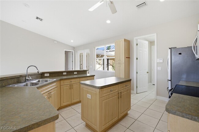 Building Photo - 1012 SE 5th Terrace