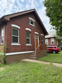 Building Photo - 452 N Whitelaw Ave