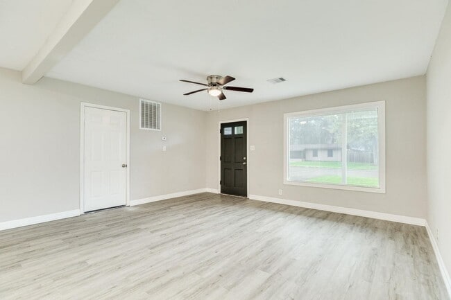 Building Photo - Recently Renovated 4-Bedroom Home with Mod...