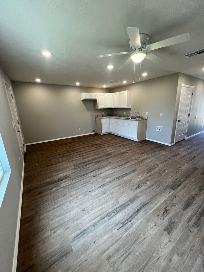 Building Photo - 690 E Garfield St