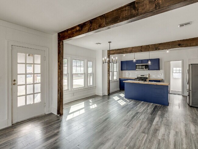 Building Photo - Beautifully Updated Bungalow!