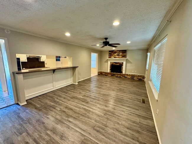 Building Photo - 3 bed 2 bath house with garage