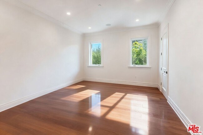 Building Photo - 363 S Saltair Ave