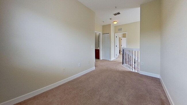 Building Photo - Beautiful Townhouse Style Apartment availa...