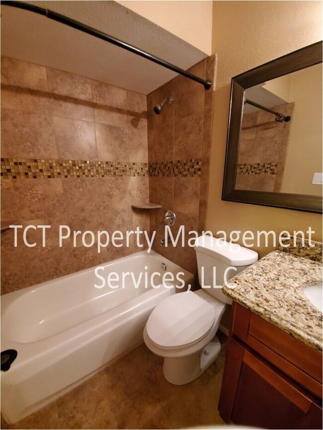 Building Photo - Charming 3 bedroom with HUGE backyard