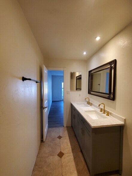 Building Photo - 2725 S Azalea Dr