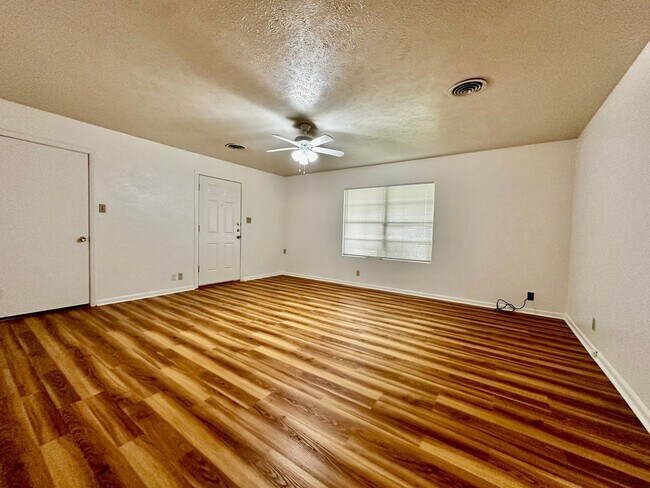 Building Photo - Fresh 2 Bedroom Home