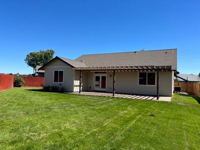 Building Photo - Modern 3 Bedroom Home