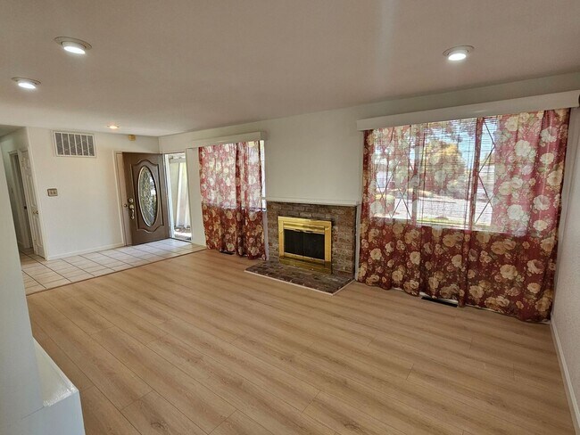 Building Photo - REGAL 4 Bed/3 Bath Home in FREMONT