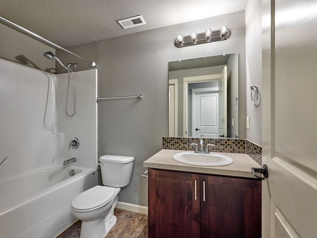 Building Photo - Beautiful 4 bedroom/2.5 Bath Home On Large...