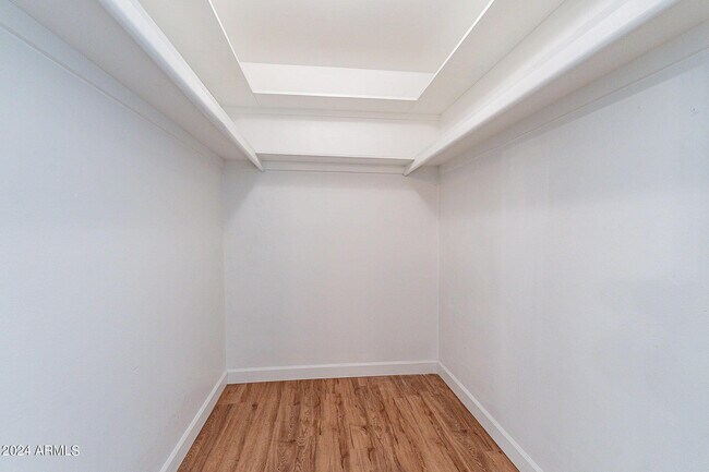 Building Photo - 110 W Seldon Ln