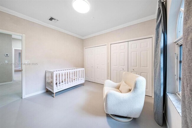 Building Photo - 1033 Almeria Ave