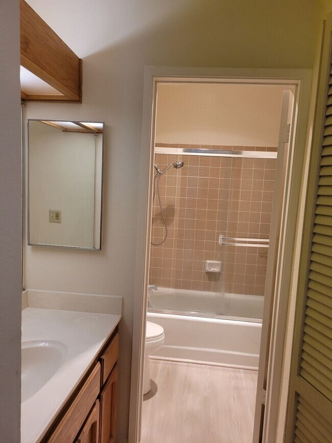 Building Photo - Lake Merritt Condo