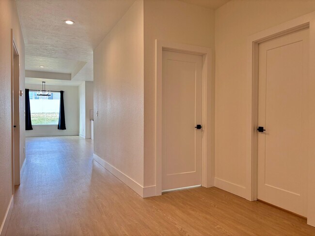 Building Photo - 842 Greenfield Dr