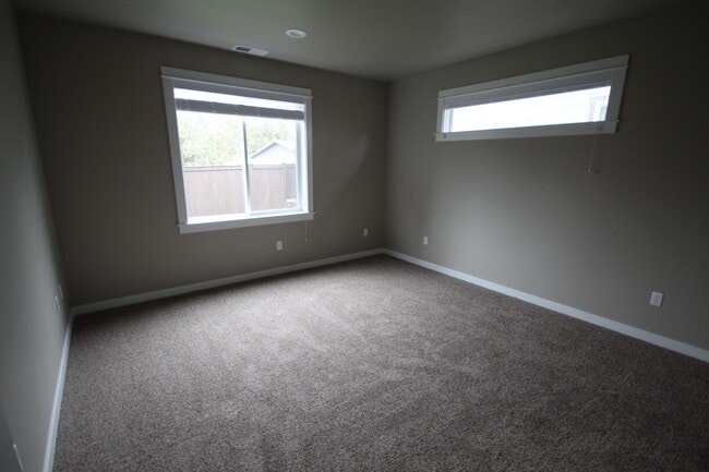 Building Photo - Like New Home Near Hospital, All Appliances, Air Conditioning, Fenced Yard, Dbl Garage