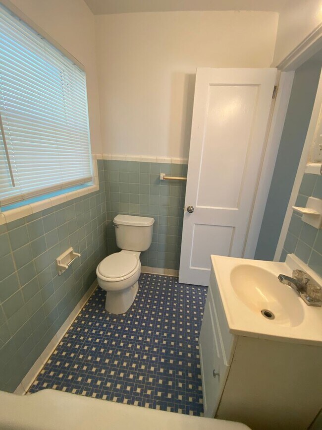 Building Photo - Cottage Home in Seminole Manor