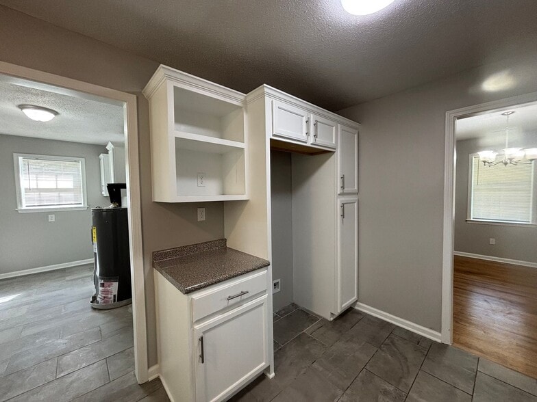 Building Photo - 4960 Sherry Dr