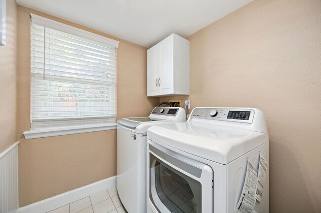 Building Photo - "Charming 3-Bedroom Home with 2.5 Baths in...