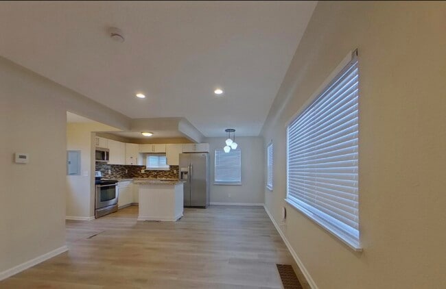 Building Photo - Immediate Move In.