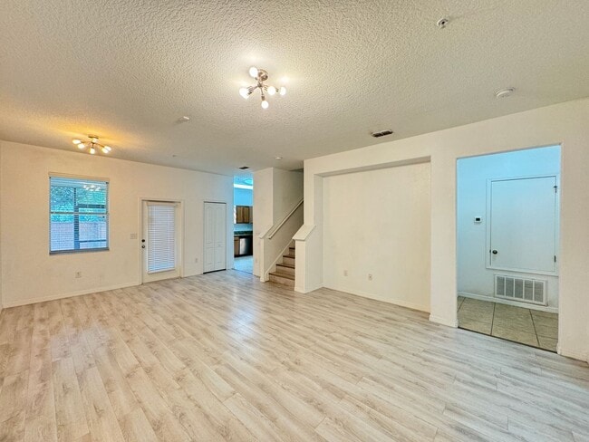 Building Photo - Great Townhome Close to Winter Garden vill...