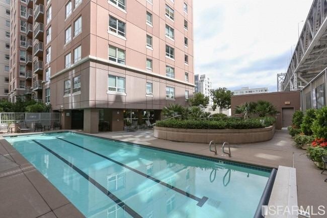 Swimming pool & Hot Tub - 400 Beale St