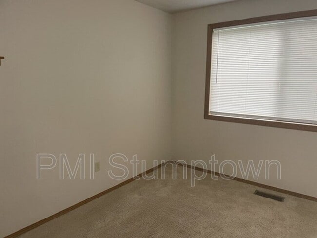 Building Photo - 14745 SW Surrey Ct