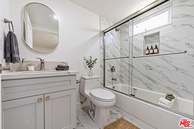 Building Photo - 5436 Romaine St