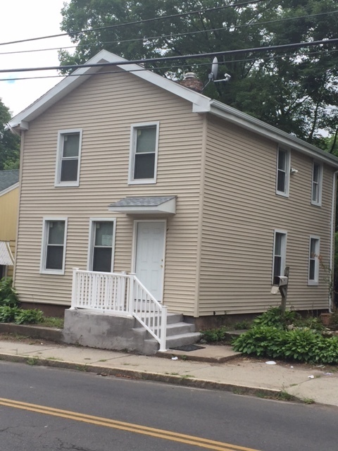 Building Photo - Newly Renovated 4 Bedroom Home