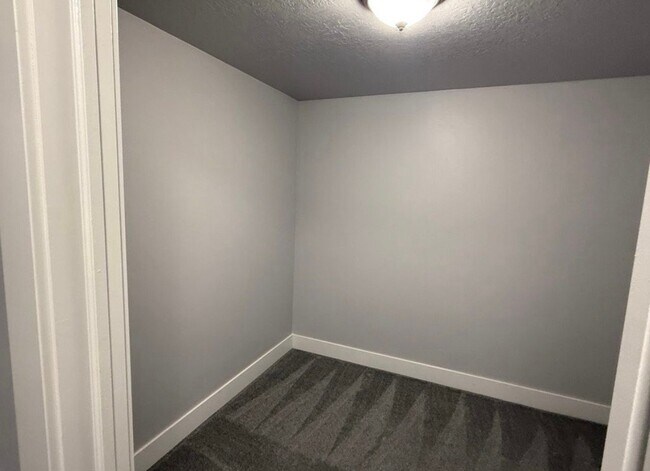 Building Photo - 7081 Hollow View Ct