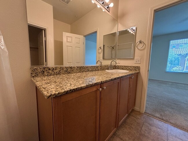 Building Photo - GUARD GATED 3 BED 2.5 BATH 2 CAR GARAGE TOWNHOUSE w/ 3 FLOORS